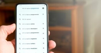 Google Suggest hilft Nutzern, Suchanfragen zu vervollständigen und schneller Ergebnisse zu finden. (Foto: AdobeStock Eduardo Accorinti_562753879)