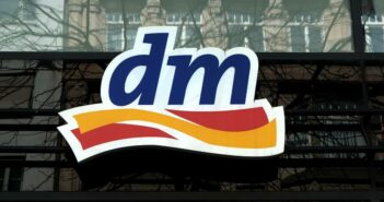 Die dm-drogerie markt GmbH: Pionier im Drogeriemarkt seit 1973 (Foto: AdobeStock-786701109 Martin Debus)