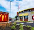 Die Geschichte von McDonald’s – Von einem kleinen Burger-Restaurant zur globalen Fast-Food-Kette (Foto: AdobeStock-866808606 Refrina)